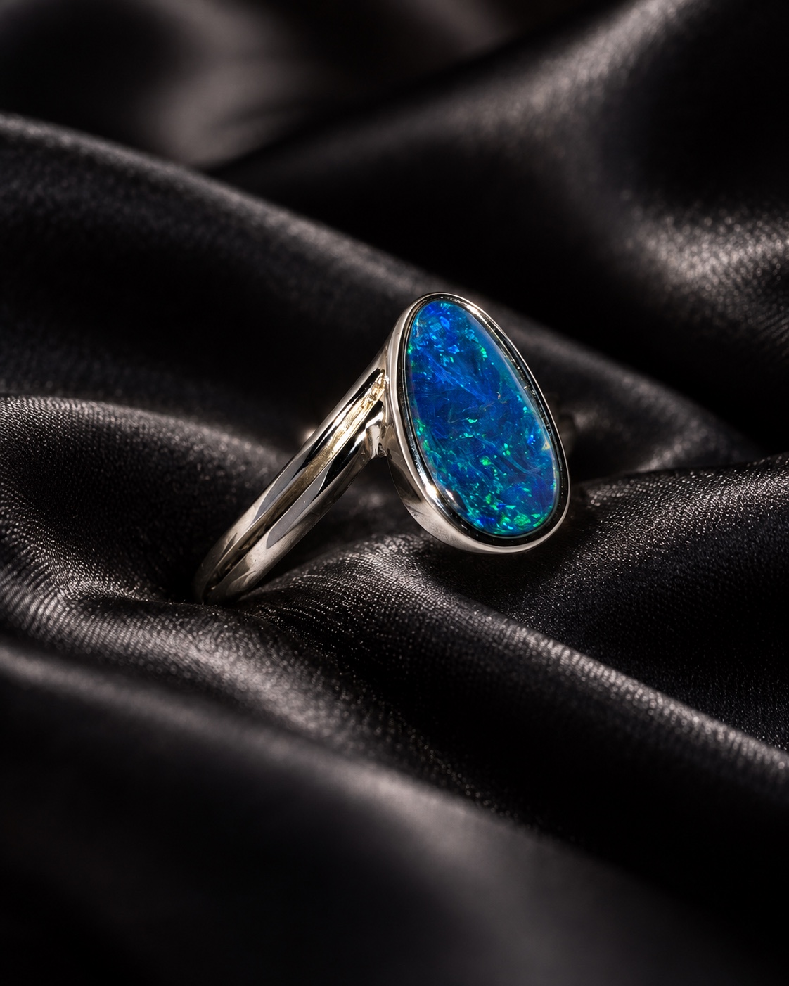 Blue Lagoon, bague black opal de Lightning Ridge en argent 925, vendue