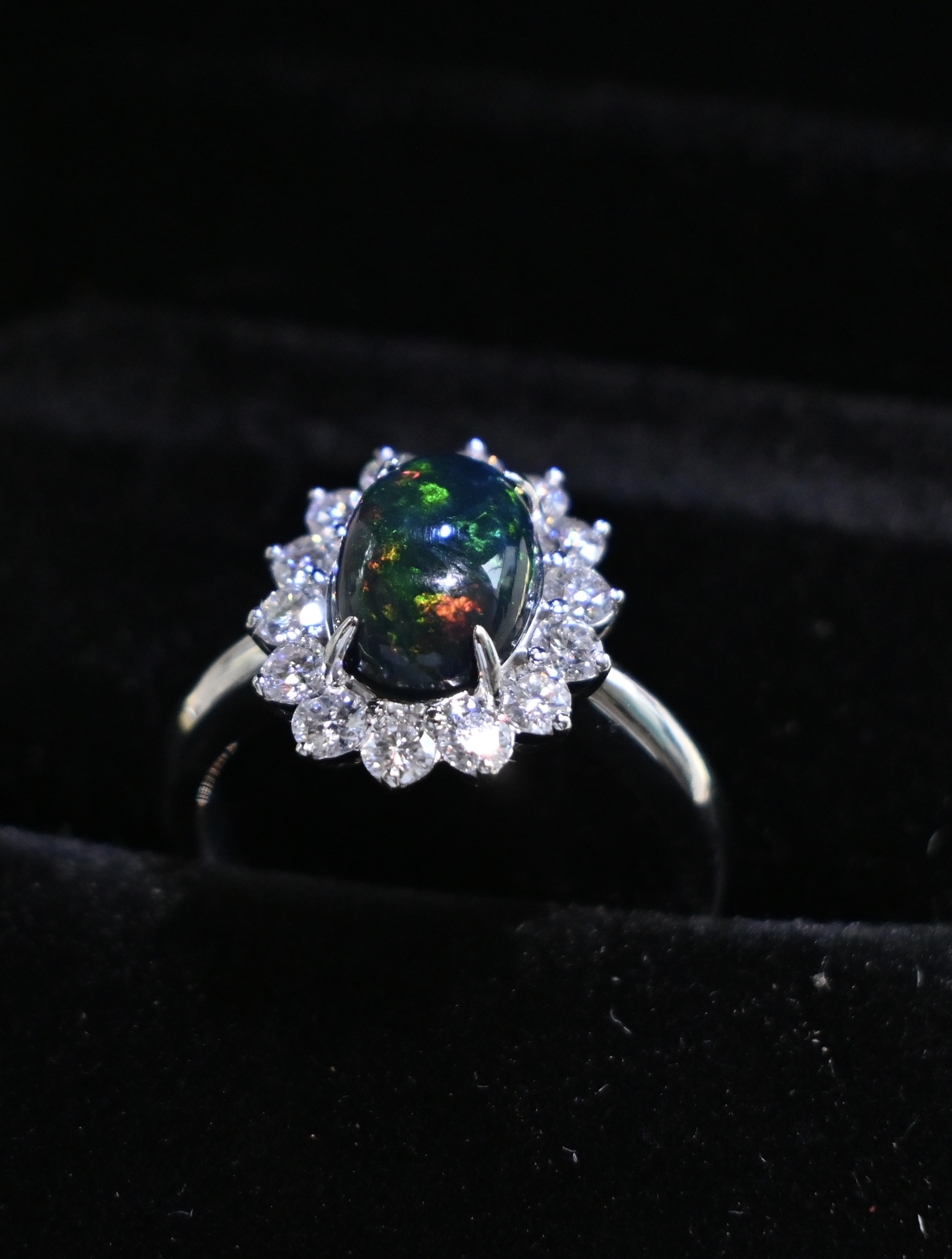 Bague à opale et entourage de pierres claires