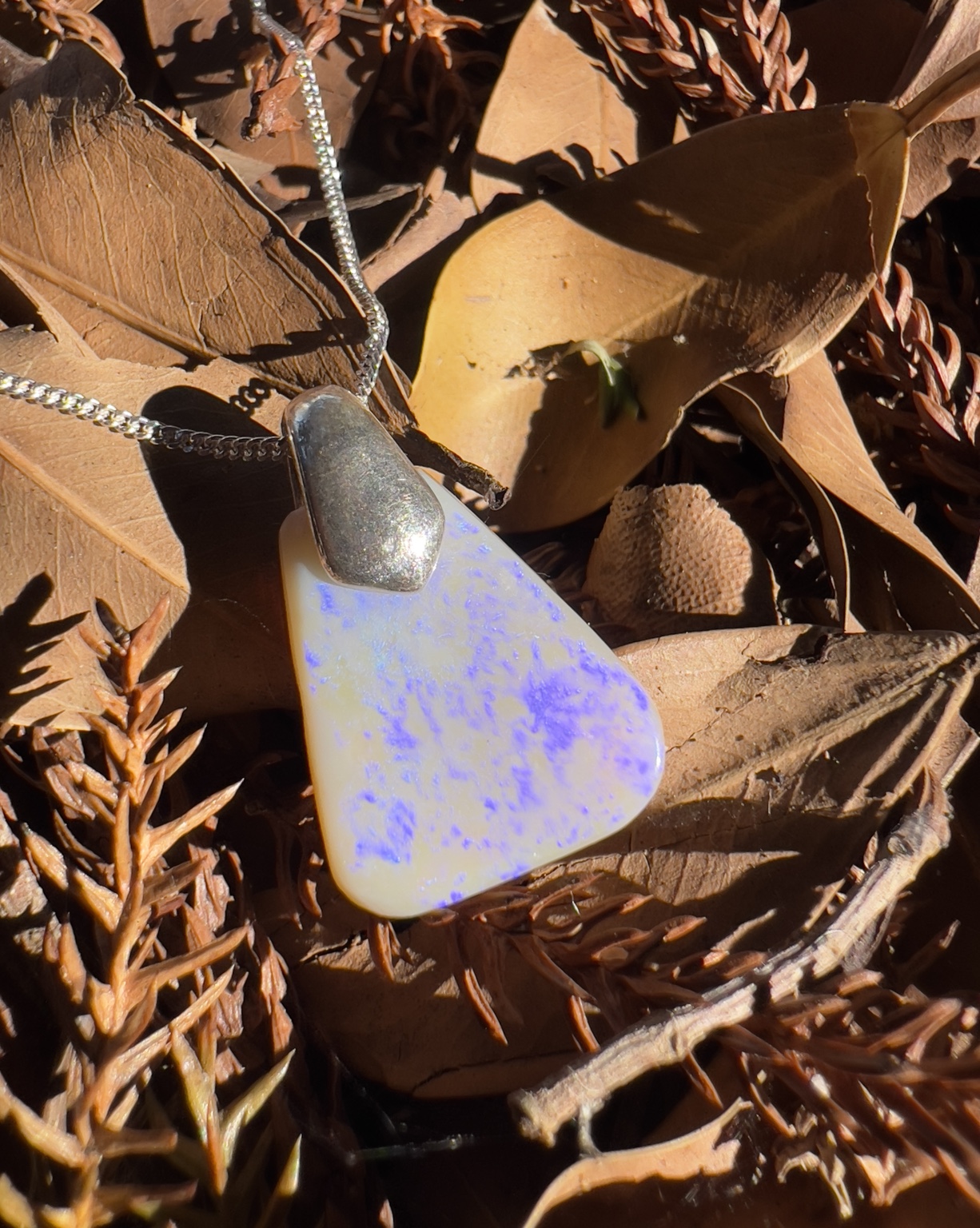 Mauve Nuage, pendentif opale crystal de Mintabie en argent 925