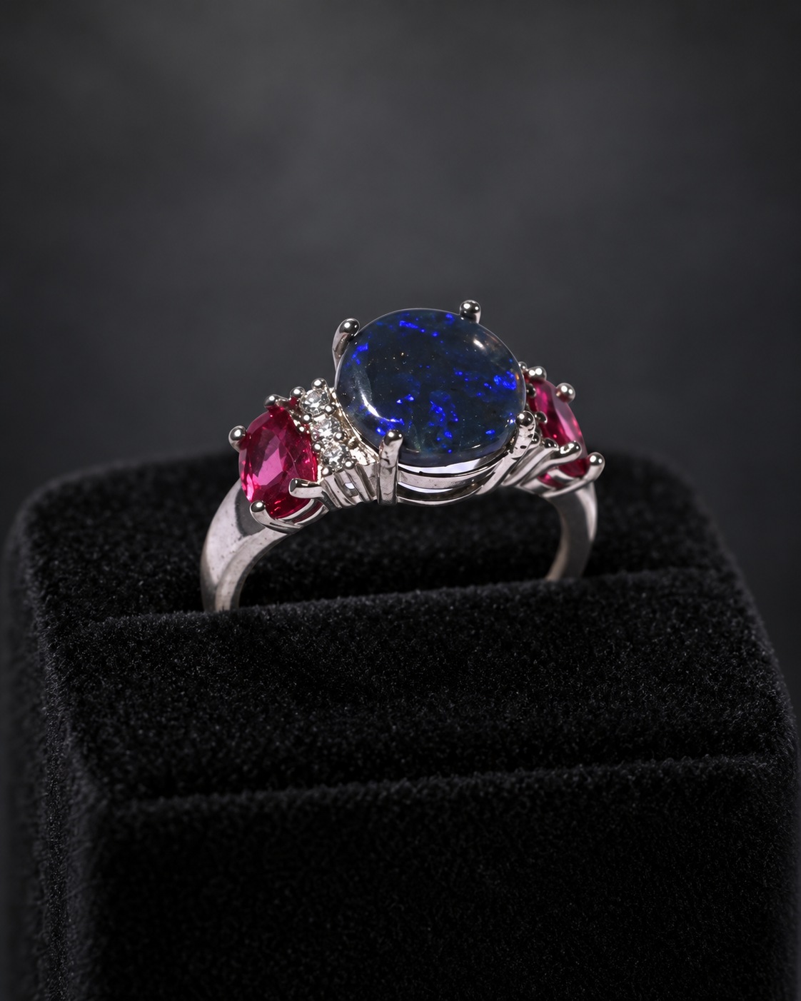 Nova, bague black opal de Lightning Ridge en argent 925 avec zirconias et rubis synthétiques